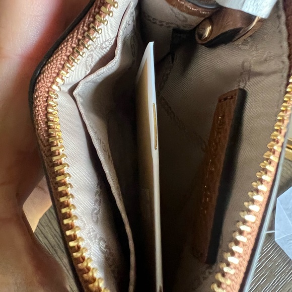 MICHAEL KORS Wristlet - Picture 5 of 11
